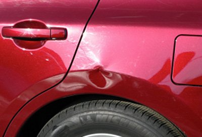 Beulen aus dem Auto entfernen: Eine Anleitung